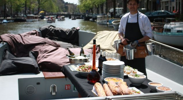 BBQ op luxe boot in Amsterdam