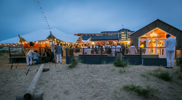 Strandactiviteiten rondom privé paviljoen