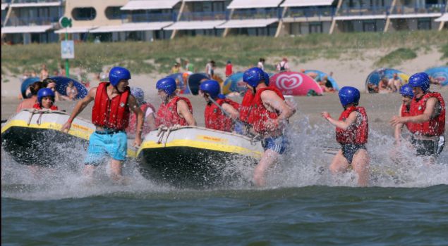 Strandactiviteiten rondom privé paviljoen