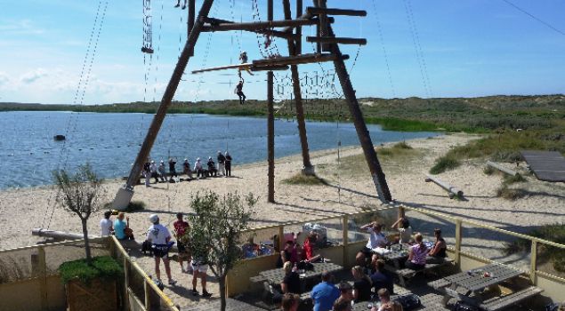 Strandactiviteiten rondom privé paviljoen