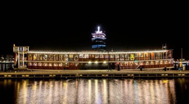 Feest in stijl op een stoompassagiersschip