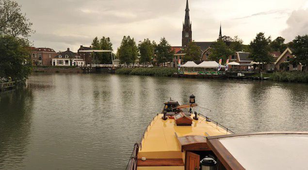 Unieke bruggentocht met klassieke salonboot