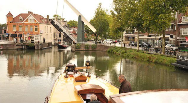 Unieke bruggentocht met klassieke salonboot