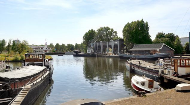 Kleurrijk vergaderen in een zandtrechter