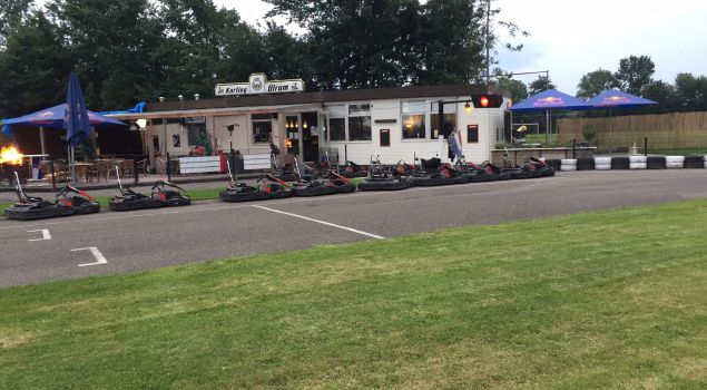 Buiten karten op een prachtig circuit