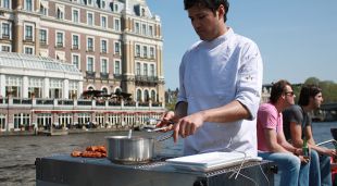 BBQ op luxe boot in Amsterdam